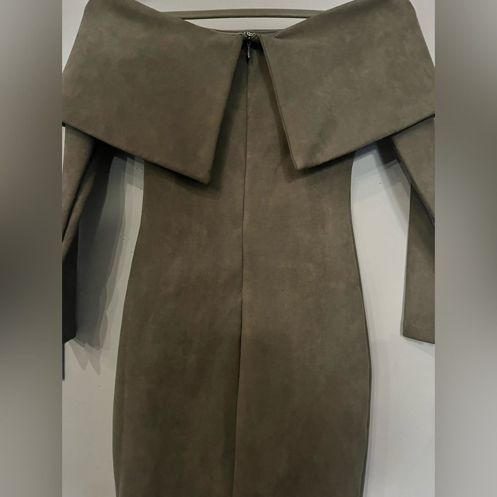 AKIRA OLIVE GREEN SUEDE OFF THE SHOULDER BODYCON MIDI DEESS - Picture 4 of 8